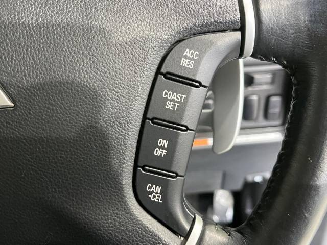 【クルーズコントロール】高速道路もラクラク走行。アクセルを離しても一定速度で走行ができ、長距離運転時の負担を軽減！加速・減速も簡単なスイッチ操作で調整できます。