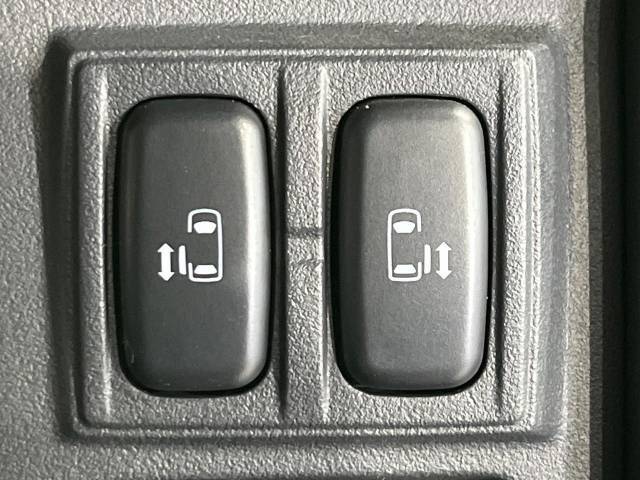 【両側パワースライドドア】スマートキーや運転席のスイッチで後席両側スライドドアの開閉が可能♪電動だから力を入れてドアを開ける必要が無く、小さなお子様でも簡単に開け閉めでき快適です♪