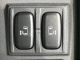 【両側パワースライドドア】スマートキーや運転席のスイッチで後席両側スライドドアの開閉が可能♪電動だから力を入れてドアを開ける必要が無く、小さなお子様でも簡単に開け閉めでき快適です♪