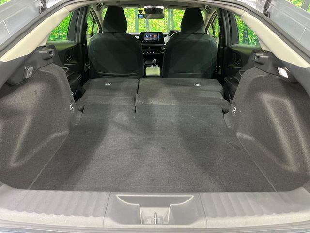 後席を格納すると、これだけの広さが！シーンに合わせたシートアレンジで、大きな荷物も積むことが出来ます♪