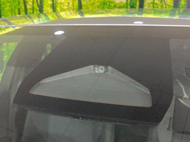 【トヨタセーフティセンス】走行中に前方の車両等を認識し、衝突しそうな時は警報とブレーキで衝突回避と被害軽減をアシスト。より安全にドライブをお楽しみいただけます。