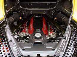 V8ツインターボエンジンと3基のモーターを搭載したプラグインハイブリッド。