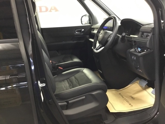 運転席は、大きな座面と包み込むような背もたれがドライバーの身体全体をしっかり支えます。上質なシート素材と座り心地のよいクッションを採用し、長時間の運転やコーナーの多い道も快適です。