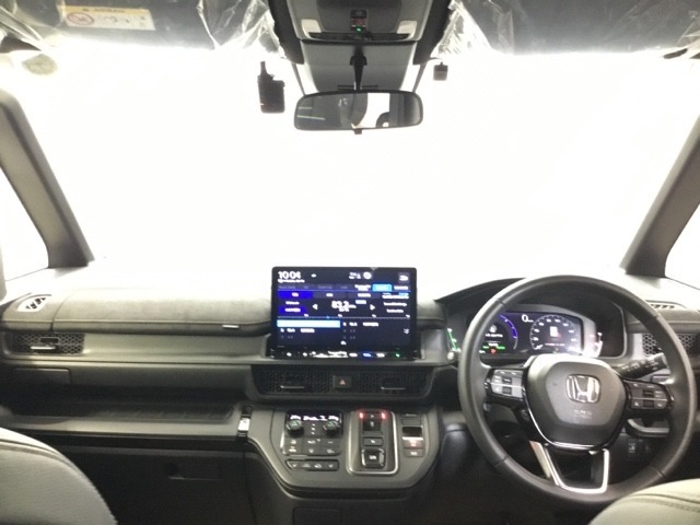フロントガラスが大きく、ワイドな視界で運転もしやすくなるように設定されています。視認性のよいインパネ周りです。操作スイッチやカップホルダーも使いやすい位置に配置されています。