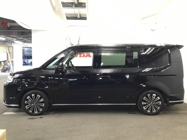 狭い駐車場でも、スライドドアならチャイルドシートへのお子さまの乗降や荷物の積載もスムーズ。