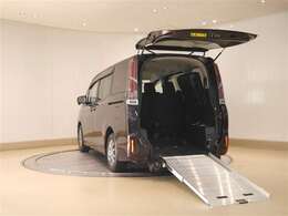 車いすに乗ったまま乗り降りできるスロープを装備した福祉車両！