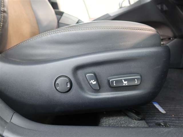 パワーシート搭載。微妙な調整が手軽にでき、ピッタリなポジションで運転することが可能です。