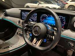 ステアリングシフトが装備されております。ステアリングから手を離さずにシフトチェンジができます。マニュアルモードをご選択頂くことにより、よりアグレッシブな走行が可能となります