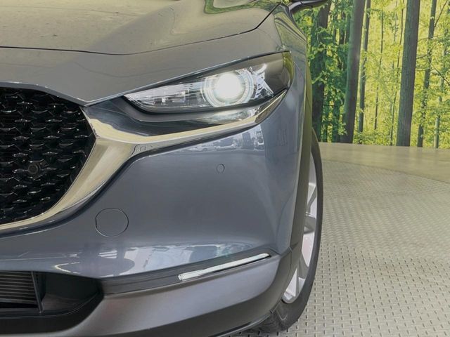 【LEDヘッドライト】悪天候や夜間走行時も良好な視界を確保し安心して運転できる高輝度LEDヘッドライトを装備！点灯速度が早く、消費電力も抑えられています。