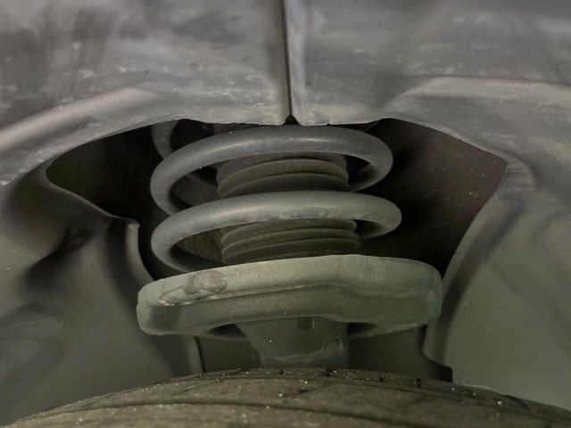 お車を安心してお乗りいただく為には、足回りの定期点検が欠かせません。サービスサポート（有償保証）では無料点検もご提供しており、安心のカーライフをお過ごしいただけるサポート体制が整っています。