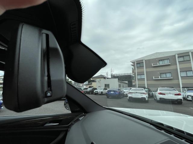 自動防眩機能を備えたルームミラー。ETC車載器を搭載しておりスタイリッシュかつ機能性を兼ね備えております。