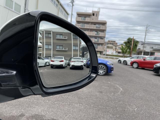 走行中にリアバンパーに組み込まれたセンサーが、ドライバーから死角になる左右後方の車両や、追い越し車線上を急接近してくる車両を認識し、点灯させドライバーに警告します。