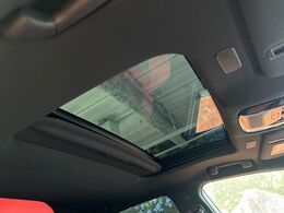 【サンルーフ】開放感たっぷりの希少装備、サンルーフが装着されています！車内に明かりを取り入れたり景色を楽しむ以外にも、車内の空気も簡単に換気できて快適です！