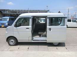 乗り降りラクラク両側スライドドア付き