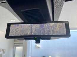 【インテリジェントルームミラー】後席の大きな荷物や同乗者で後方が確認しづらい時でも安心！カメラが撮影した車両後方の映像をルームミラー内に表示。クリアな視界で状況の確認が可能です！