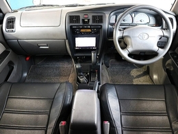 内装はシックなグレーインテリア！カスタムも忘れていません♪