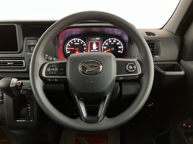 ステアリング右手側に安全運転支援機能のアダプティブクルーズコントロールをコントロールするスイッチ、左手側にオーディオ関連のコントロールスイッチを配置、視線を逸らすことなく運転に集中できます。