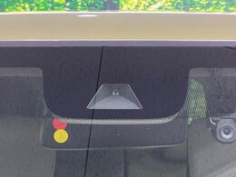 【ホンダセンシング】走行中に前方の車両等を認識し、衝突しそうな時は警報とブレーキで衝突回避と被害軽減をアシスト。より安全にドライブをお楽しみいただけます。