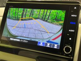 【バックカメラ】駐車時に後方がリアルタイム映像で確認できます。大型商業施設や立体駐車場での駐車時や、夜間のバック時に大活躍！運転スキルに関わらず、今や必須となった装備のひとつです！