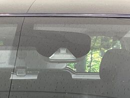 【エマージェンシーブレーキ】走行中に前方の車両等を認識し、衝突しそうな時は警報とブレーキで衝突回避と被害軽減をアシスト。より安全にドライブをお楽しみいただけます。