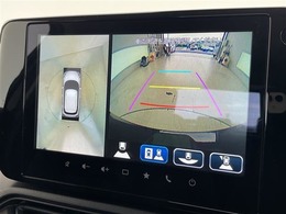 【全方位モニター】クルマを真上から見下ろした視点で駐車をサポートします！死角からの障害物にいち早く気が付くことができます。