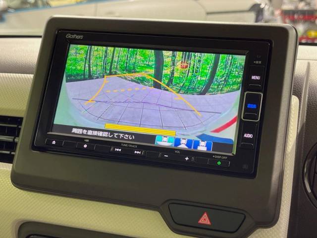 【バックカメラ】駐車時に後方がリアルタイム映像で確認できます。大型商業施設や立体駐車場での駐車時や、夜間のバック時に大活躍！運転スキルに関わらず、今や必須となった装備のひとつです！