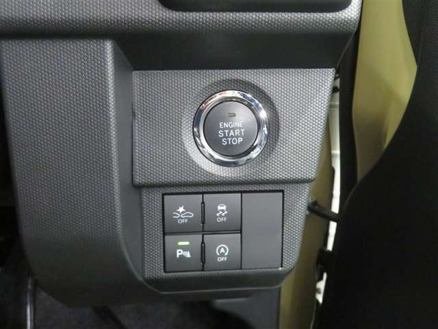 プッシュスタートスイッチでエンジン始動。スマートキーがあれば、ドアロックの操作も遠隔で行えます。