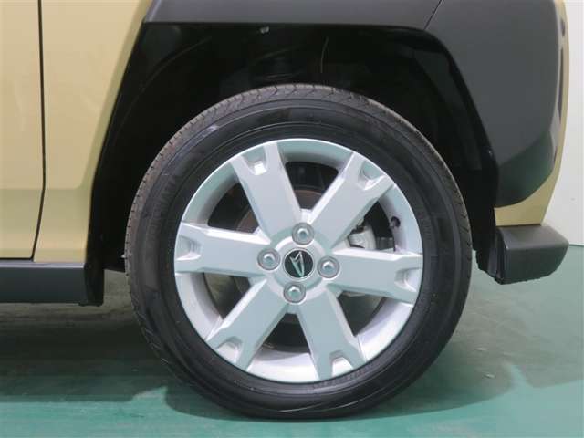 純正アルミホイール装着。スチールホイールより重量が軽いため、燃費や走行性能が向上するアイテムです。