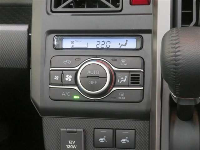 オートエアコン機能で、車内を自動的に、設定した温度に保ってくれます。