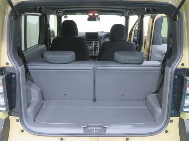 後席シートを倒すことで、より広くラゲッジスペースをお使いいただけます♪