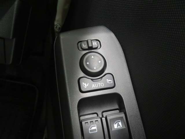 電動格納ミラー！ スイッチひとつでミラーを畳めます。