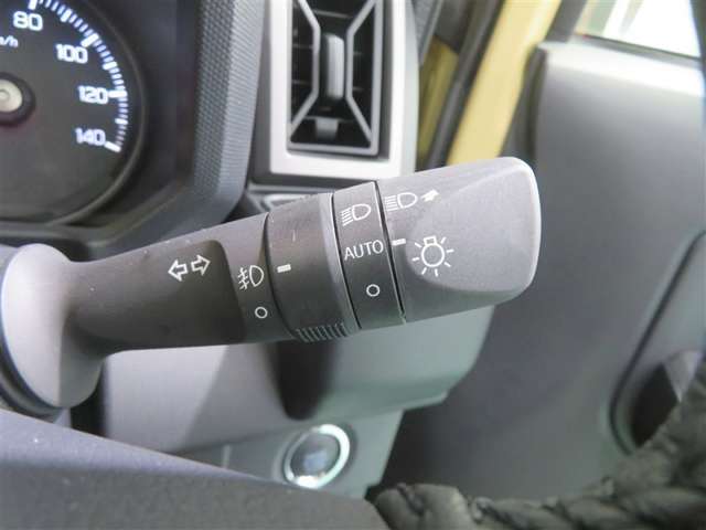 「オートライト」をONにすれば、暗い場所で自動的にヘッドライトが点灯します！