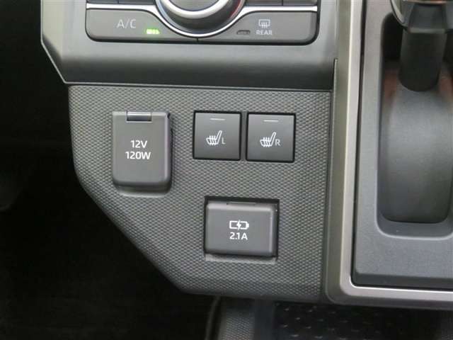 シート表面を直接温める「シートヒーター」で、寒い時期のドライブも快適です。