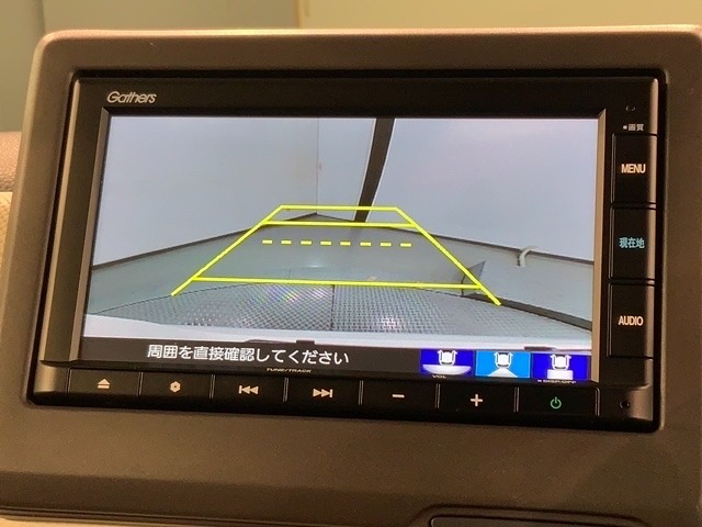 リバースギアに入れるだけで後方の表示へ切り替わります。夜間や雨の日の駐車も楽になりますよ。