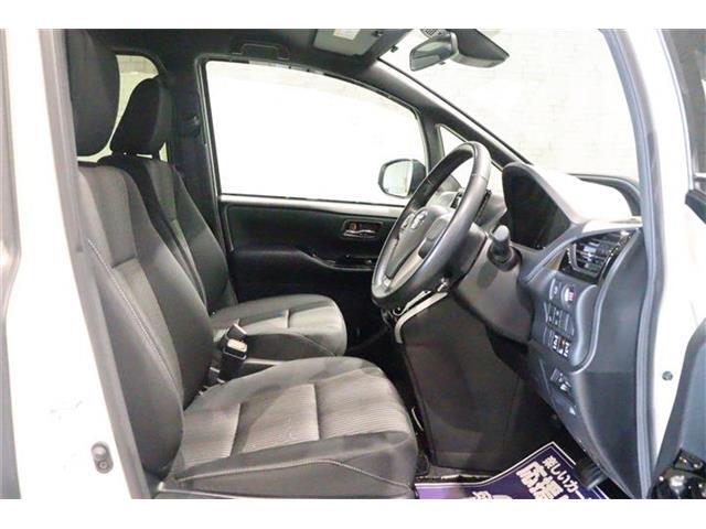 良好な視界とスムーズな乗り降りを実現した運転席。運転席はアイポイントを高くし視界良好です。