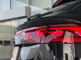 デジタルOLEDのテールランプがリア回りに様々な表情を作り出します。