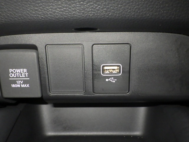 便利なUSBジャック＆12V電源ソケットも付いています☆周辺機器の充電にご利用頂けます☆