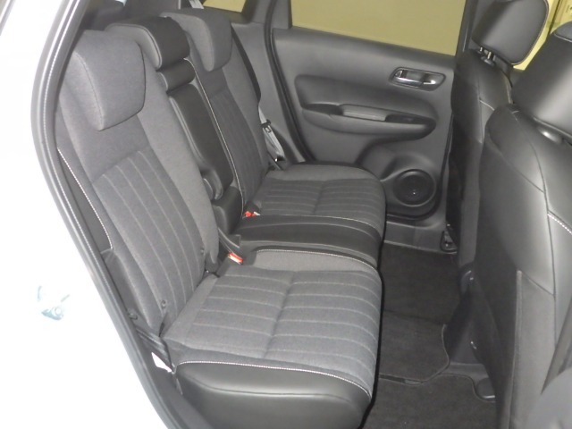 リアシートもゆったり快適に座っていただけますので、後部座席にお乗りの大切な方も楽しくドライブに参加していただけます。