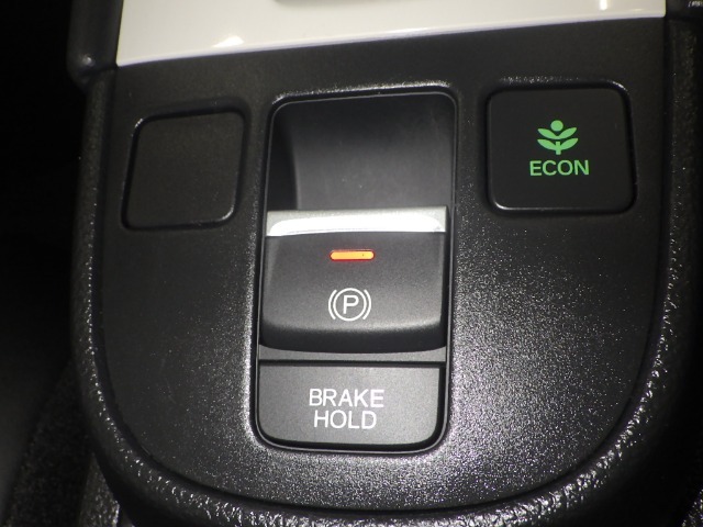 葉っぱマークのECONスイッチ！スイッチをONにするだけで、エンジンやエアコンなどを協調制御。燃費の向上に貢献します！パーキングブレーキはスイッチを引くだけで作動します♪