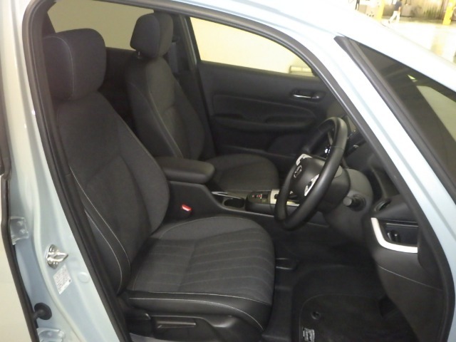 すわり心地の良い運転席・助手席です。長時間のドライブの疲れ軽減に貢献します。どうぞ快適なドライブを♪