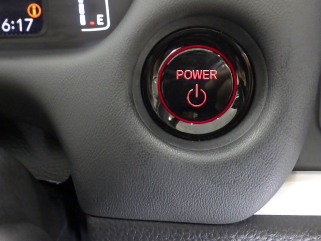 自然に手が届き、操作性の良い赤いボタンでエンジンスタート！！