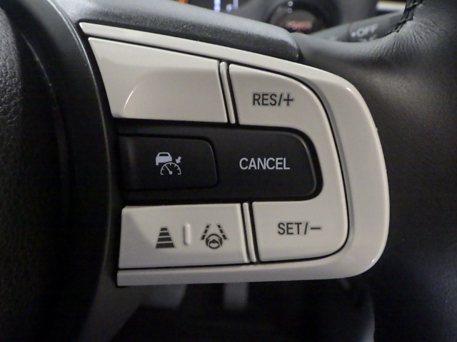 ハンドル右側にはクルーズコントロールのスイッチが装備され運転中の操作も安心して行えます！
