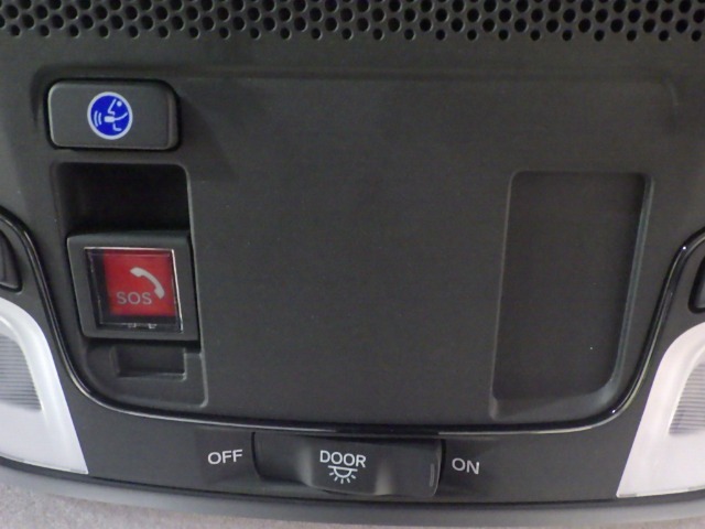 天井には緊急通報ボタンが装備されています。