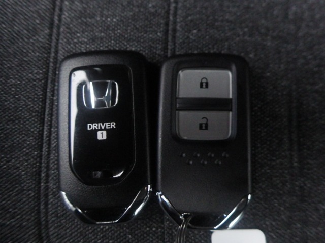 スマートキー付！キーを取り出さなくてもドアロックの施錠・開錠、エンジンの始動が出来ます！雨の日や荷物の多い日にとても便利ですね♪