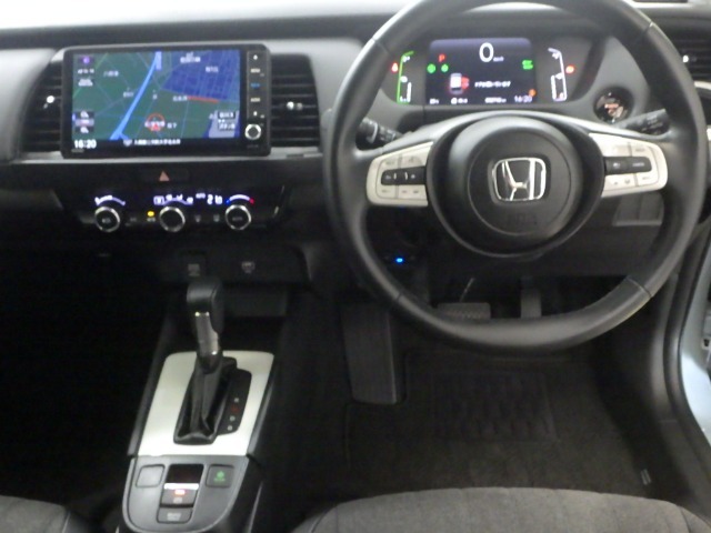 ドライバーを包み込むように、ディスプレーやスイッチ、コンソールを配置。座った瞬間から運転への期待が！空間そのものの心地よさにこだわっています。