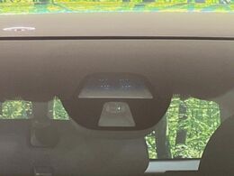 【ホンダセンシング】走行中に前方の車両等を認識し、衝突しそうな時は警報とブレーキで衝突回避と被害軽減をアシスト。より安全にドライブをお楽しみいただけます。