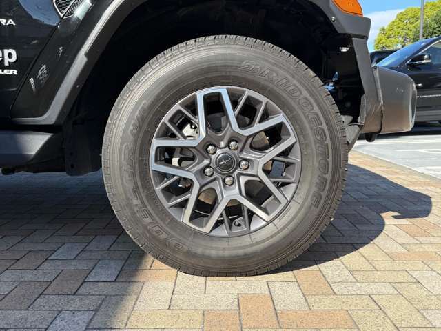 純正タイヤ・ホイールございます。