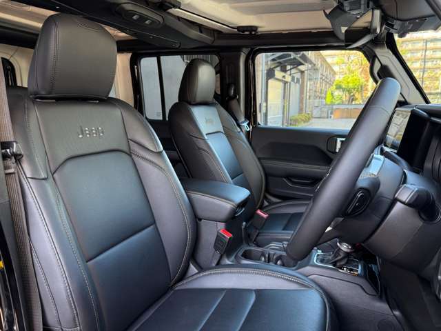 運転席・助手席には冬場にうれしいシートヒーター機能付きのレザーシート標準装備。