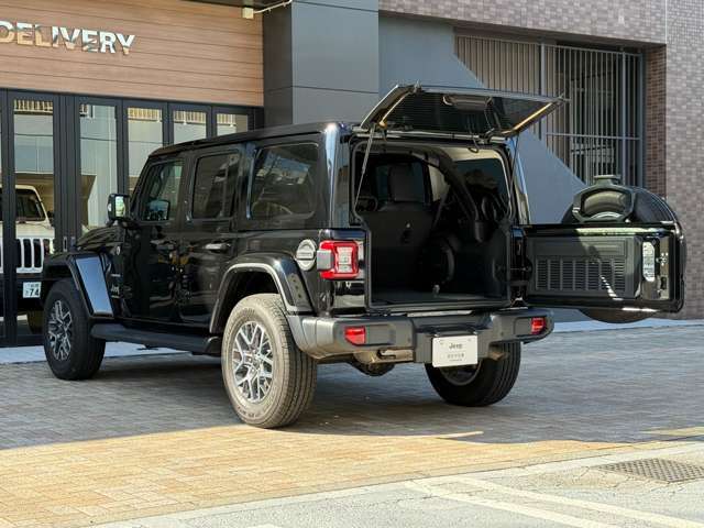 リアゲート開口状態。