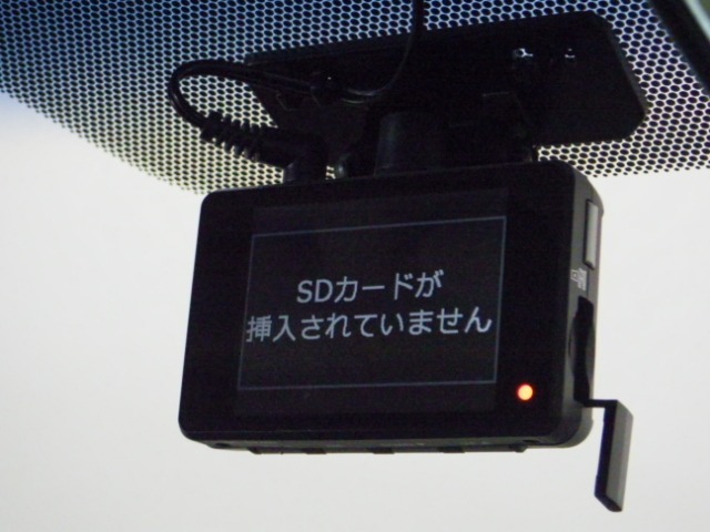 『ドライブレコーダー』動画を残すことで万が一の事態に遭遇した時の必須アイテムです！急ブレーキ・急ハンドルが起こった際、自動で記録が上書きされずに保存され、後でPC等で確認出来ます。
